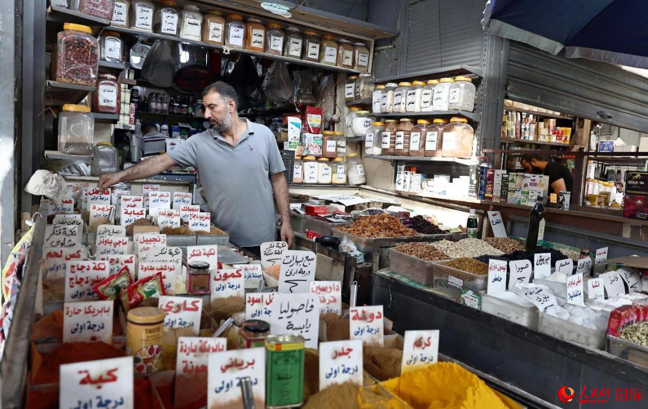 一名店主在整理貨品。人民網(wǎng) 伊納斯·易卜拉欣攝