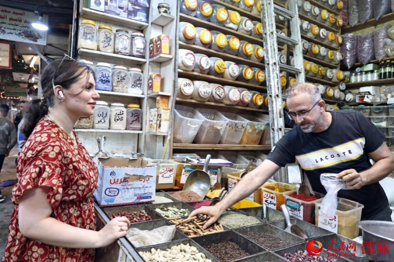 顧客在采買調味料。人民網(wǎng) 伊納斯·易卜拉欣攝