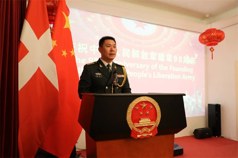 中國駐丹麥大使館國防武官郭棟致辭。中國駐丹麥大使館供圖