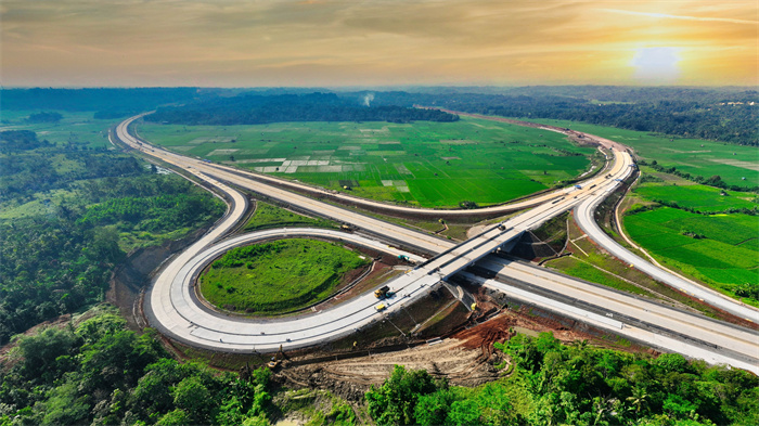 印尼萬(wàn)丹高速公路項(xiàng)目部分路段立交全景。中建路橋集團(tuán)供圖