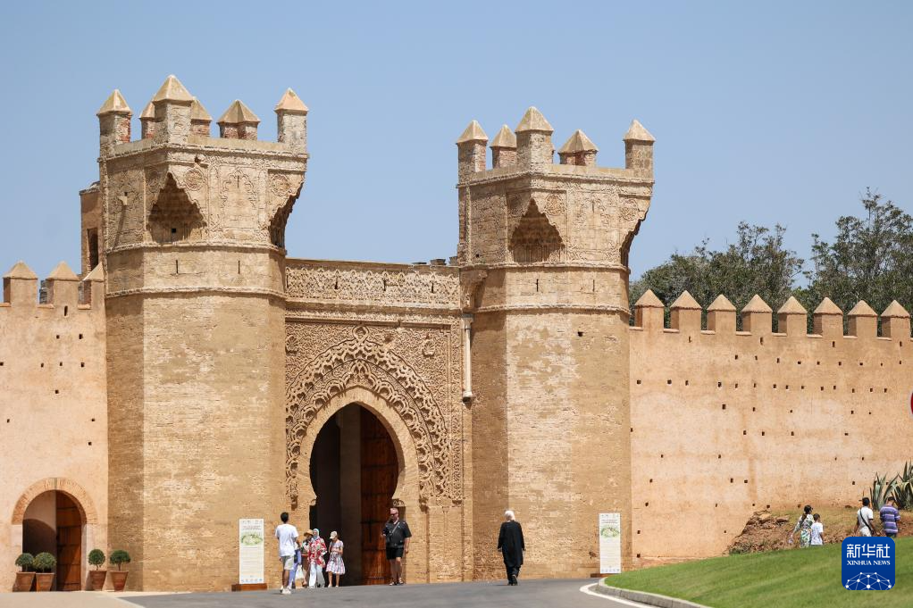 8月1日，在摩洛哥首都拉巴特，游人在舍拉考古遺址游覽。新華社記者 霍晶 攝