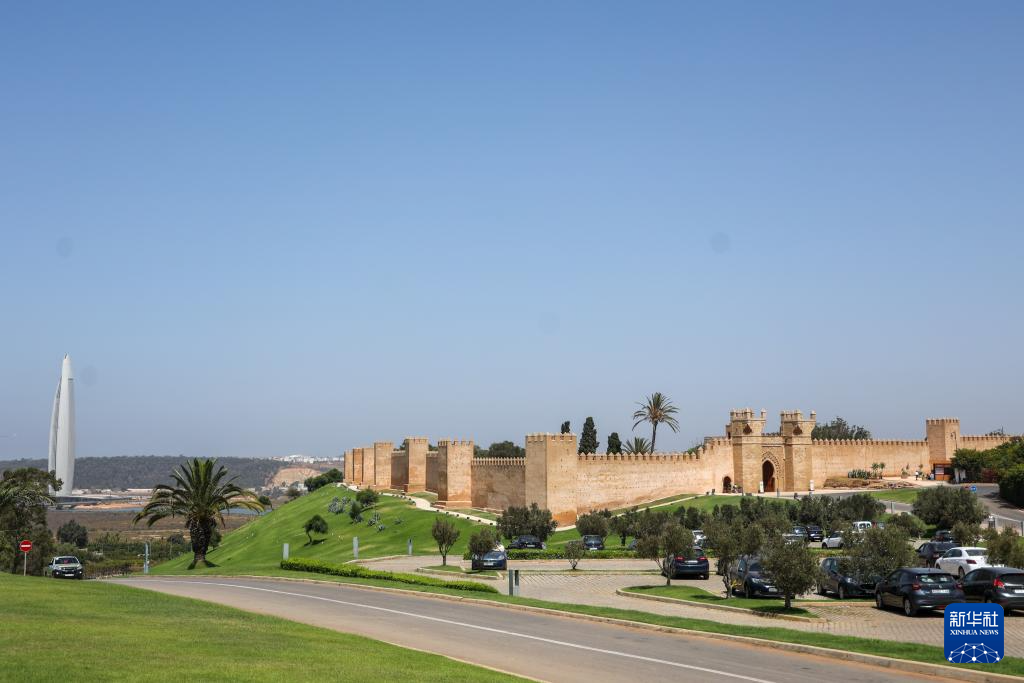 這是8月1日在摩洛哥首都拉巴特拍攝的舍拉考古遺址（右）和穆罕默德六世塔。新華社記者 霍晶 攝　　