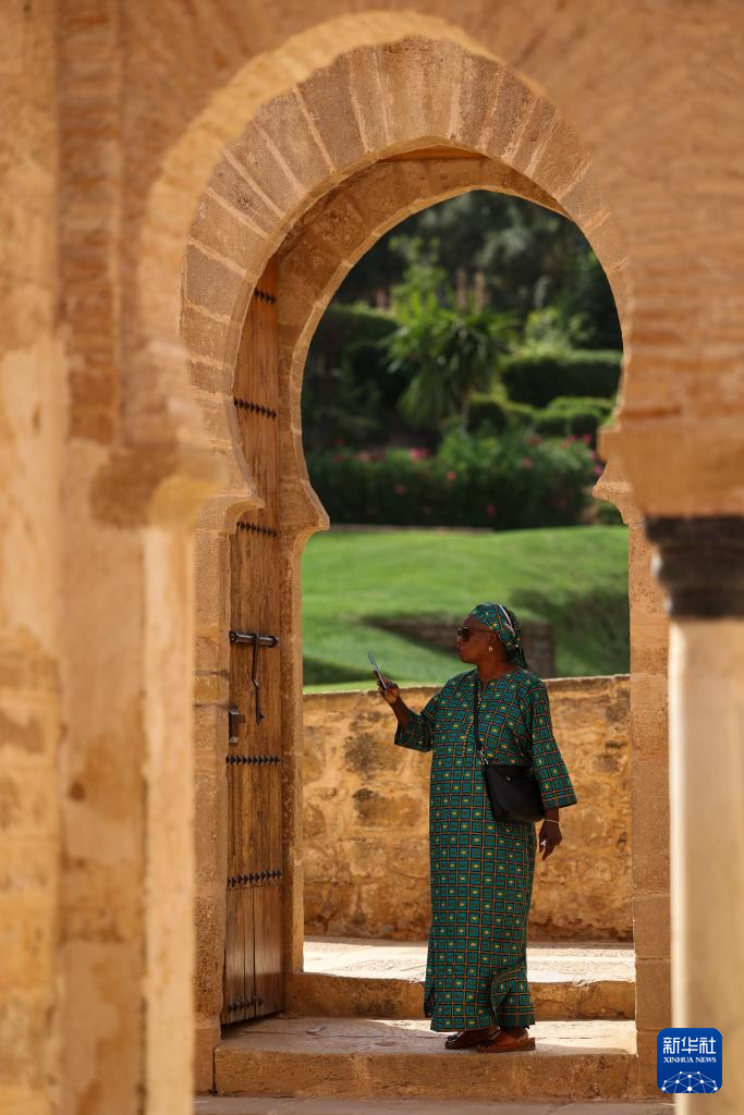 8月1日，在摩洛哥首都拉巴特，游人在舍拉考古遺址游覽。新華社記者 霍晶 攝