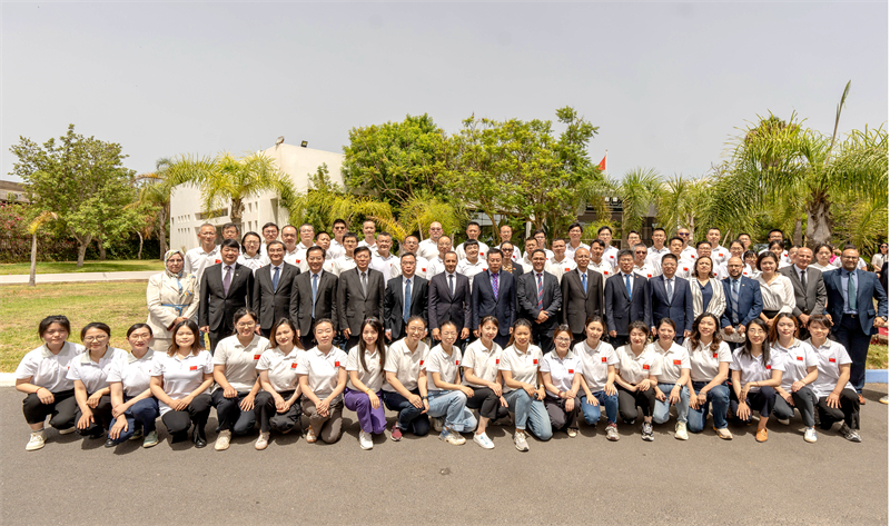 今年7月在摩洛哥首都拉巴特舉行的援摩中國醫(yī)療隊派遣50周年系列活動上，中摩嘉賓與中國醫(yī)療隊隊員代表合影。