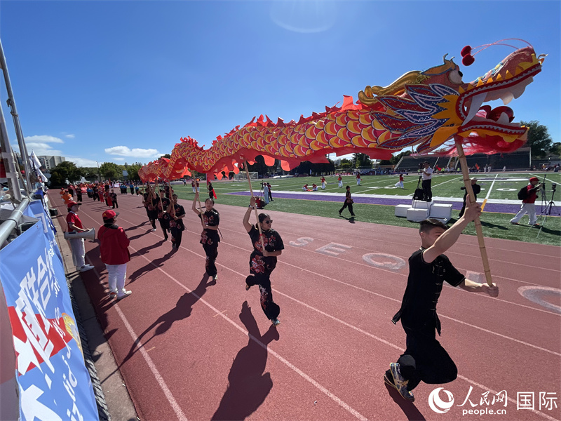 華裔舞龍少年奔跑入場。人民網(wǎng)記者 鄧圩攝