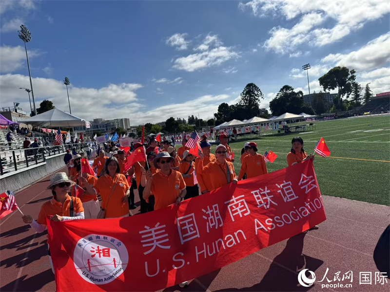 舊金山灣區(qū)各同學(xué)會、同鄉(xiāng)會組隊(duì)參會 人民網(wǎng)記者鄧圩攝