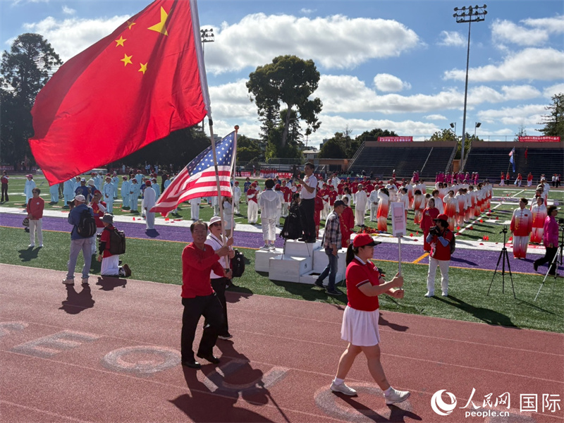 參會代表執(zhí)中美兩國國旗入場 人民網(wǎng)記者鄧圩攝