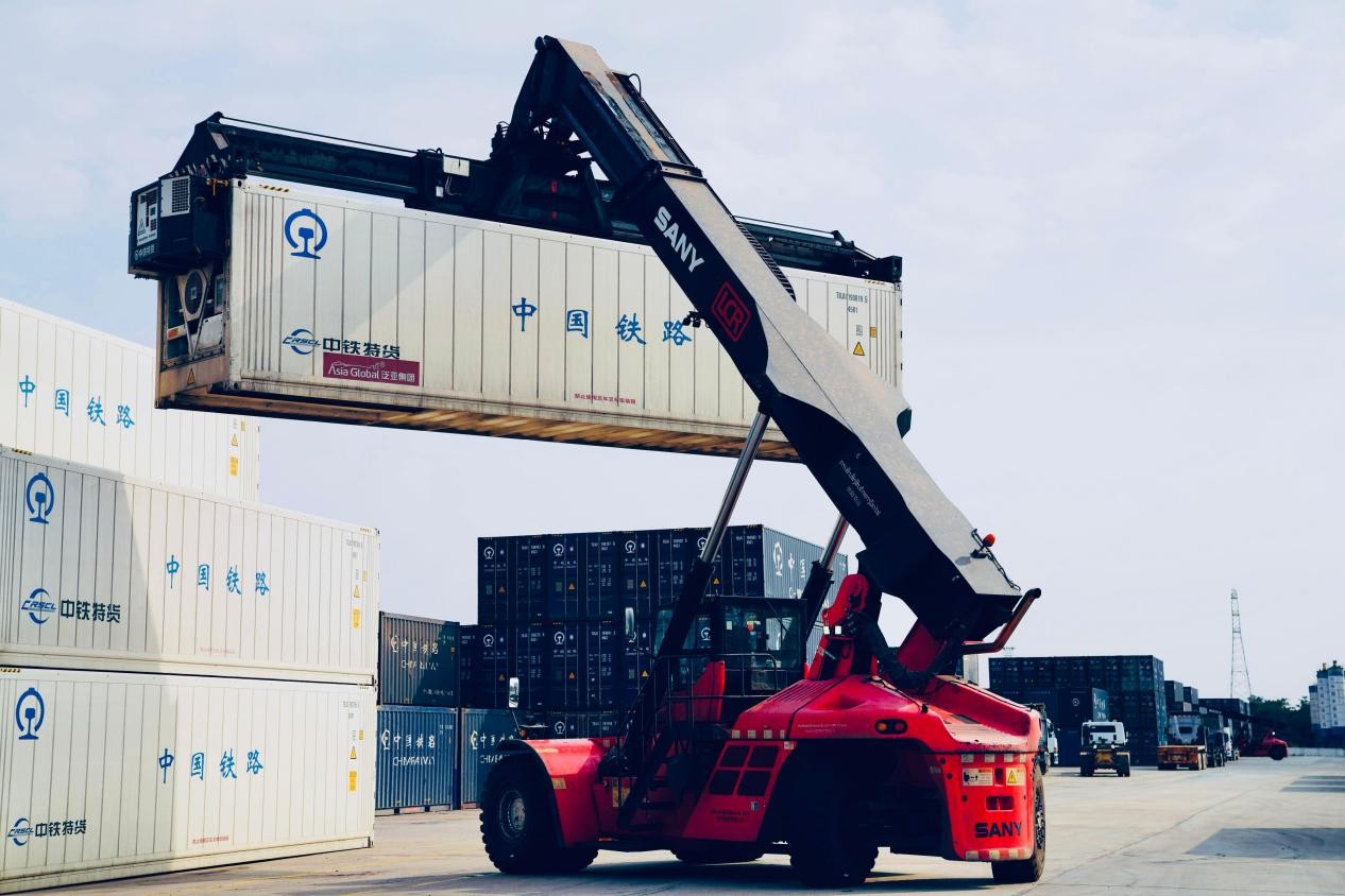 起重機(jī)在萬(wàn)象南貨運(yùn)口岸站作業(yè)。蘇朋攝