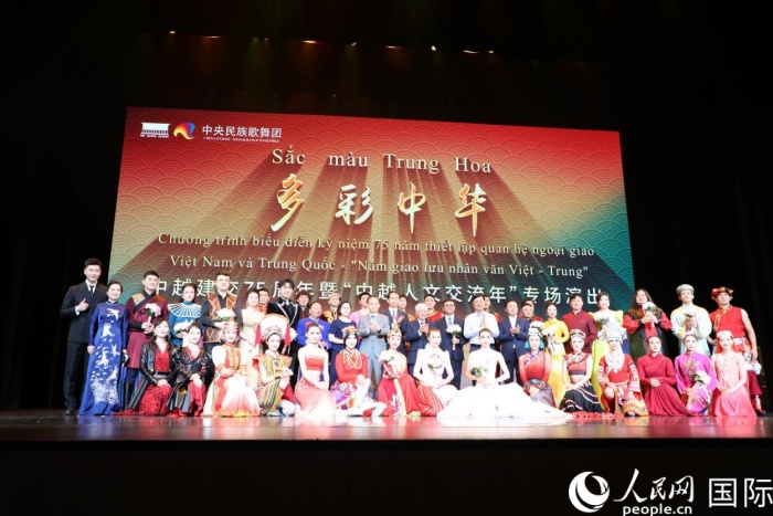 中國駐越南大使何煒和越共中央政治局委員、越南祖國陣線中央委員會主席杜文戰(zhàn)等越南黨和國家領(lǐng)導(dǎo)人，以及中國國家民委國際交流司等代表團(tuán)成員合影留念。人民網(wǎng)記者 楊曄攝