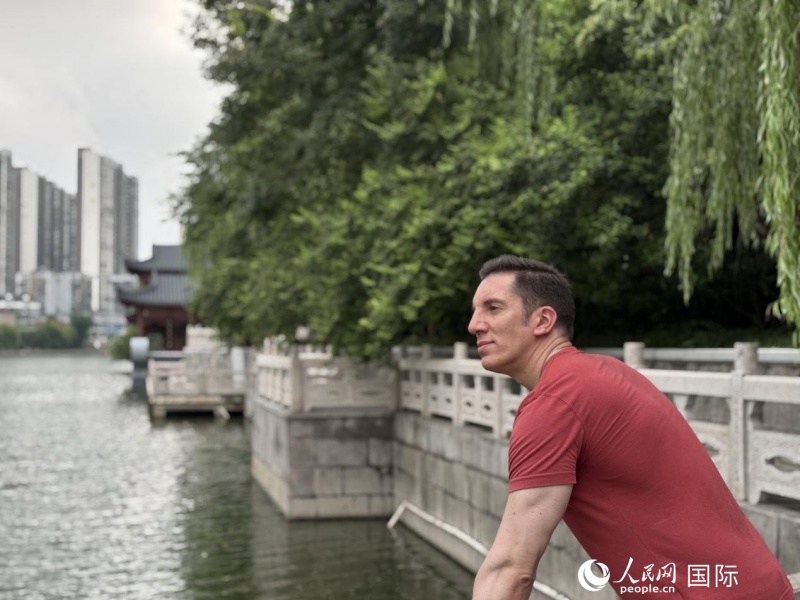 湖長(zhǎng)明在運(yùn)河旁遠(yuǎn)眺。人民網(wǎng) 周錦佳攝