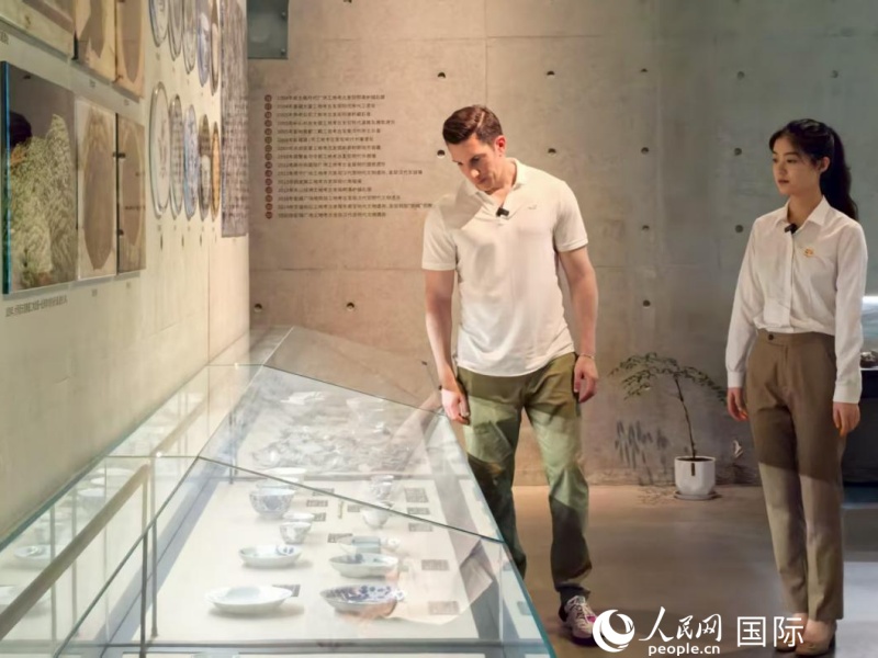 湖長明在城下城博物館認真聆聽講解員的講解。人民網記者 鐘文興攝