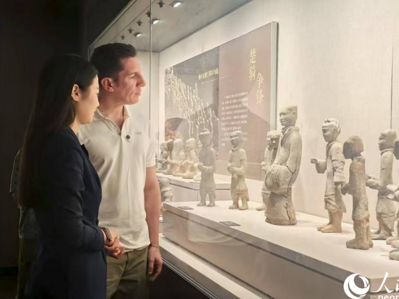 湖長明在徐州博物館認(rèn)真聆聽講解員的講解。人民網(wǎng)記者 鐘文興攝