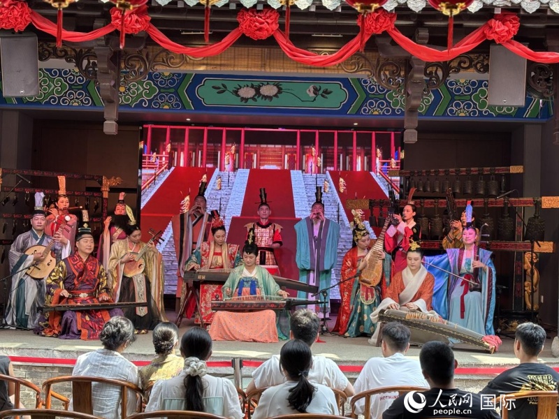 回龍窩國潮漢風(fēng)館演奏樂曲。人民網(wǎng) 周錦佳攝