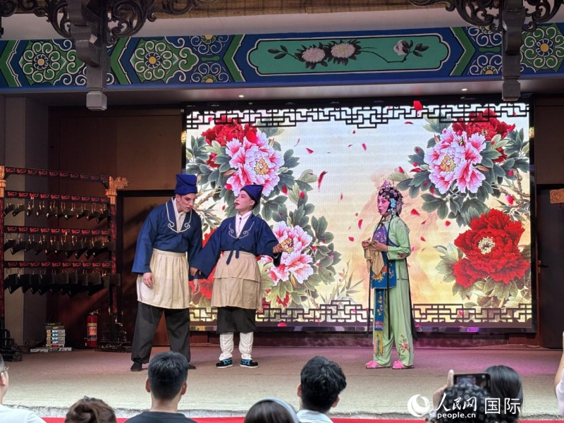 湖長(zhǎng)明體驗(yàn)柳琴戲表演。人民網(wǎng) 周錦佳攝