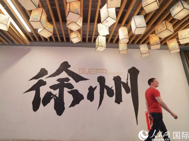 湖長(zhǎng)明走在文廟街區(qū)。人民網(wǎng)記者 蘇纓翔攝