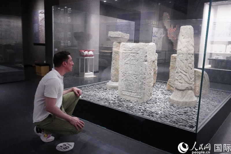 人民網(wǎng)外籍專家湖長(zhǎng)明參觀徐州博物館漢畫像石。 人民網(wǎng) 喻亮攝