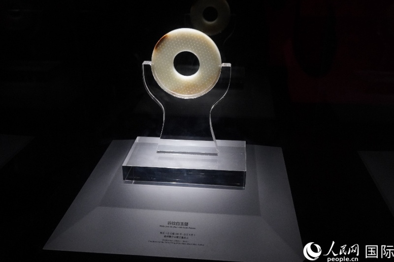 這是徐州博物館展出的漢代谷紋白玉璧。 人民網(wǎng) 喻亮攝