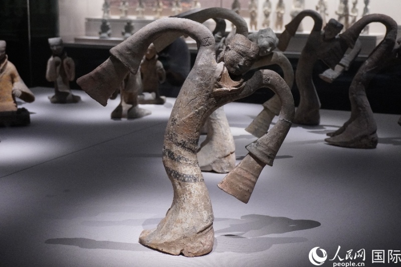 這是徐州博物館展出的漢代陶俑。 人民網(wǎng) 喻亮攝