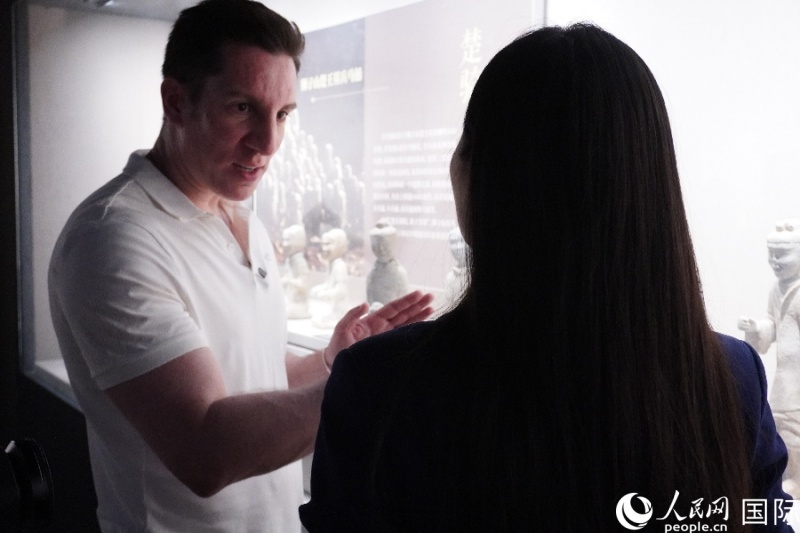 徐州博物館工作人員為人民網(wǎng)外籍專家湖長(zhǎng)明（左一）講解漢代陶俑。 人民網(wǎng) 喻亮攝