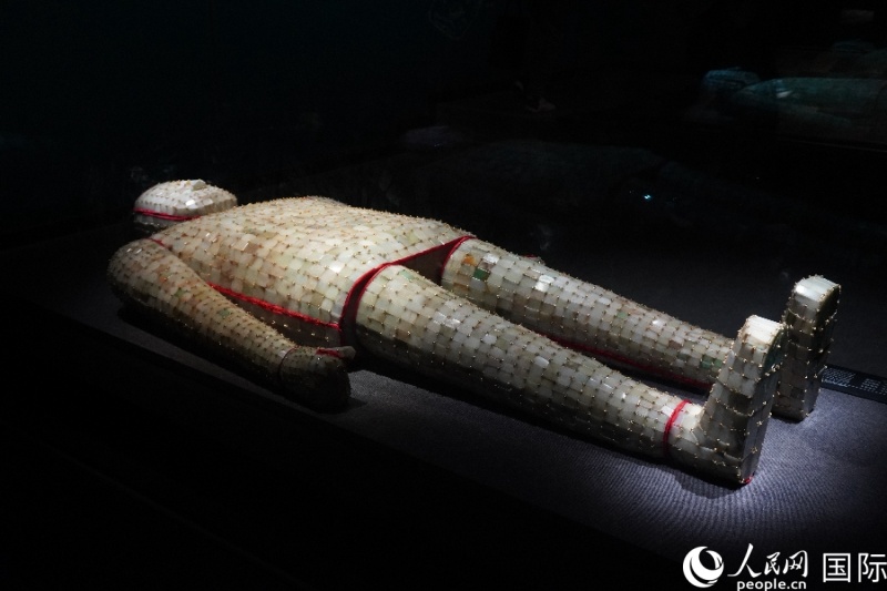 這是徐州博物館展出的漢代金縷玉衣。 人民網(wǎng) 喻亮攝