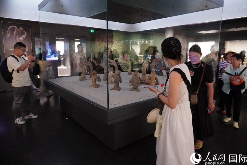 人們參觀徐州博物館。 人民網(wǎng) 喻亮攝
