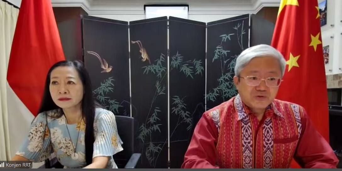 中國(guó)駐登巴薩總領(lǐng)事張志昇（右）致辭。巴陵康孔子學(xué)院供圖