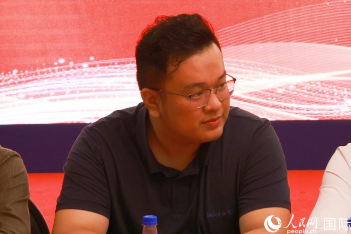 實(shí)踐支隊(duì)帶隊(duì)教師關(guān)曉壯介紹支隊(duì)調(diào)研情況。人民網(wǎng)記者 陳海琪攝