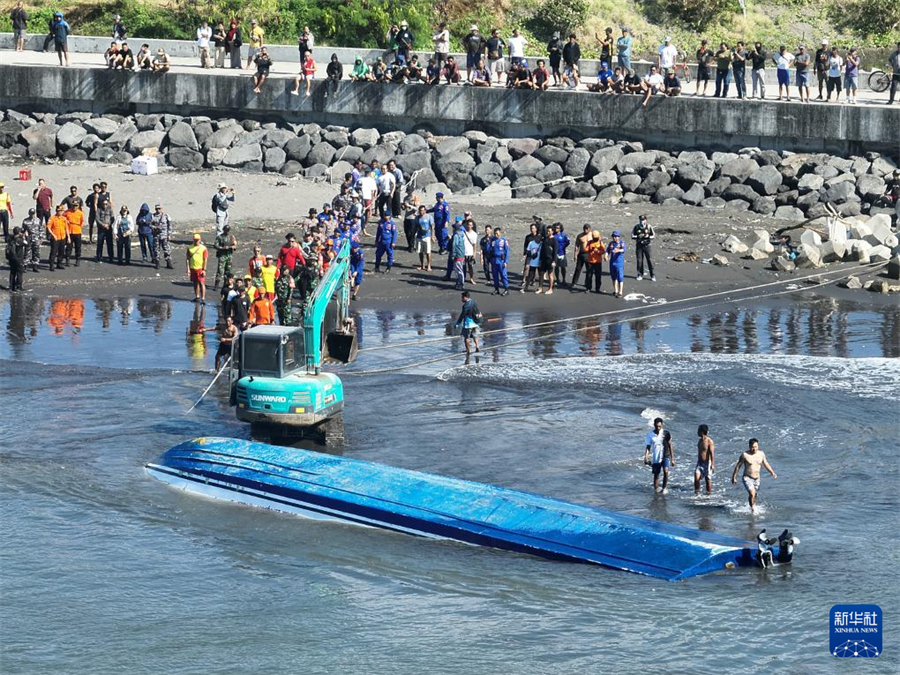 8月6日，在印度尼西亞巴厘島，救援人員打撈“海豚2號(hào)”快艇。新華社發(fā)（印尼國家搜救局供圖）