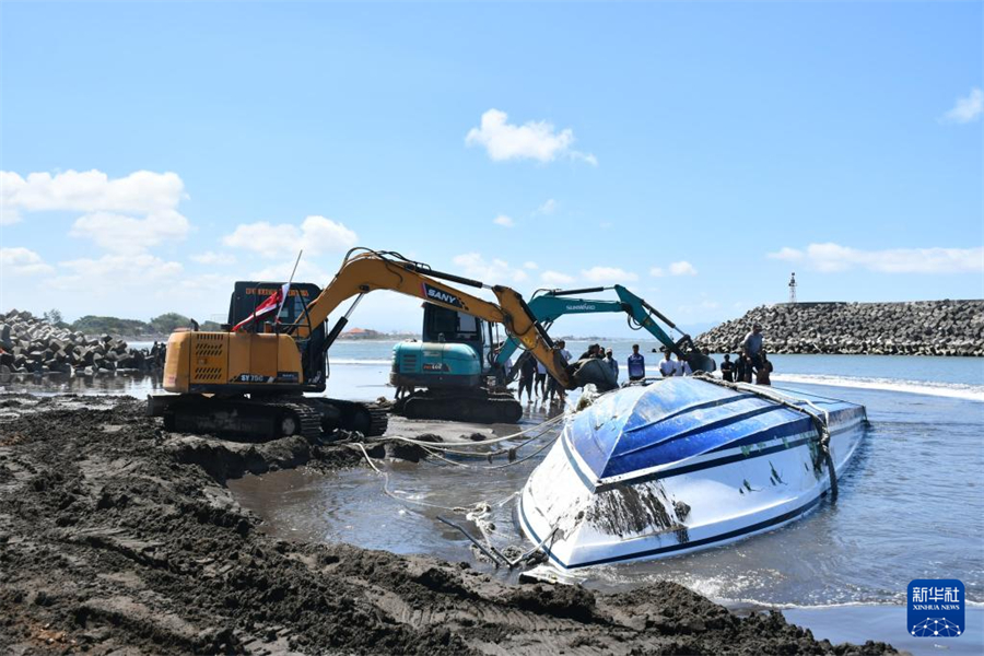 8月6日，在印度尼西亞巴厘島，救援人員打撈“海豚2號(hào)”快艇。新華社發(fā)（印尼國家搜救局供圖）