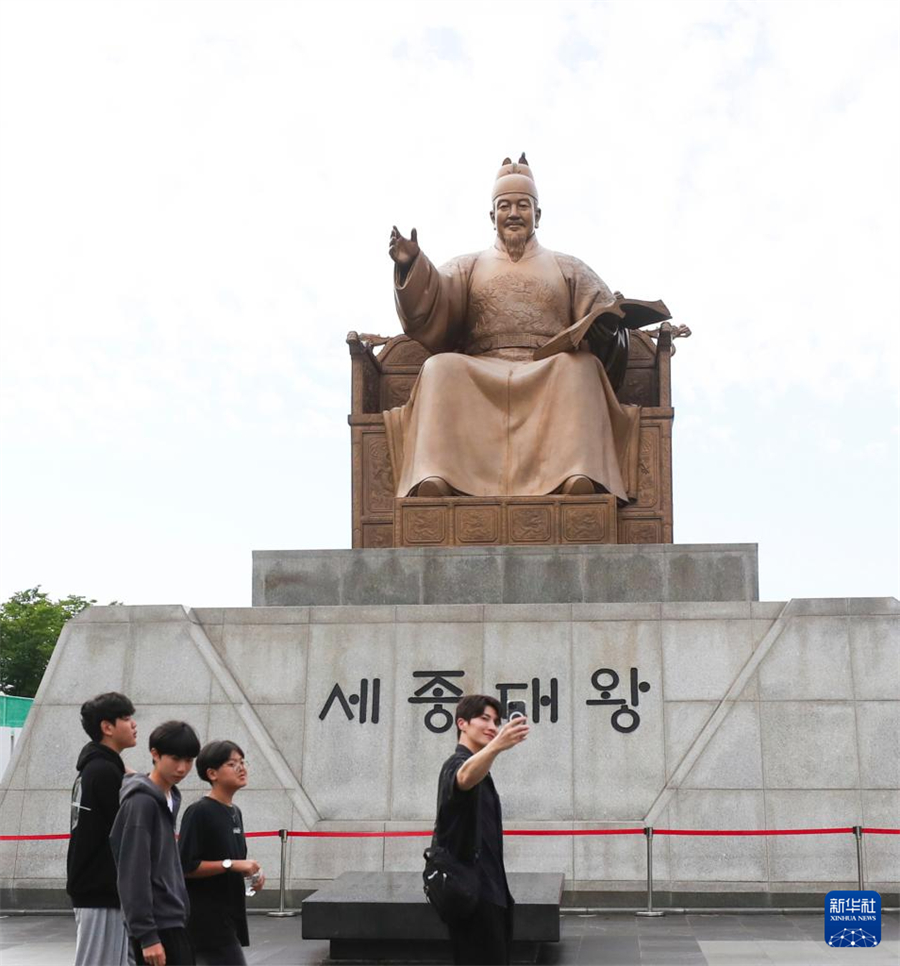 8月6日，游客在韓國首爾光化門廣場參觀。新華社記者 姚琪琳 攝