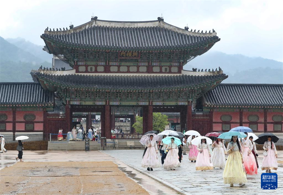 8月6日，游客在韓國首爾景福宮參觀。新華社記者 姚琪琳 攝