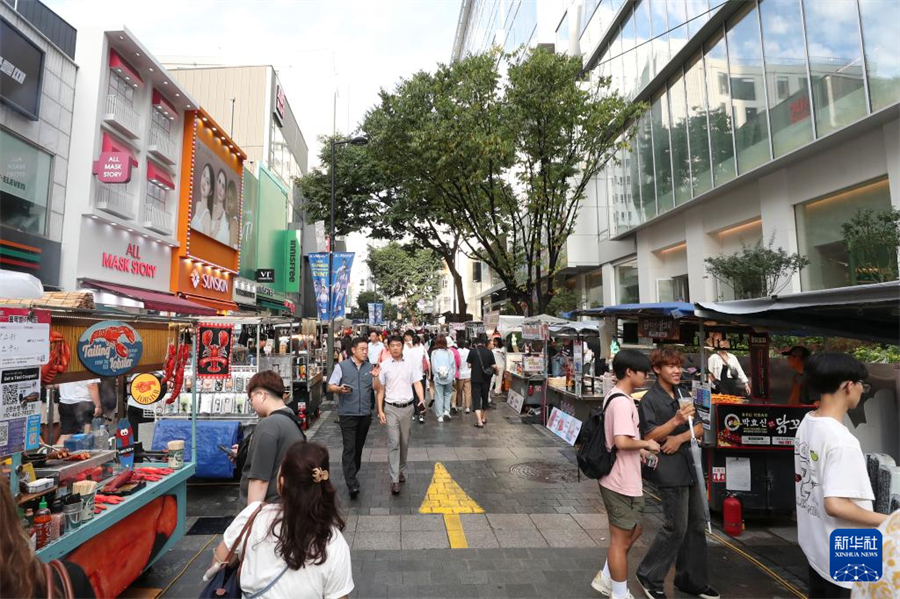 8月6日，游客在韓國首爾明洞商圈游覽。新華社記者 姚琪琳 攝