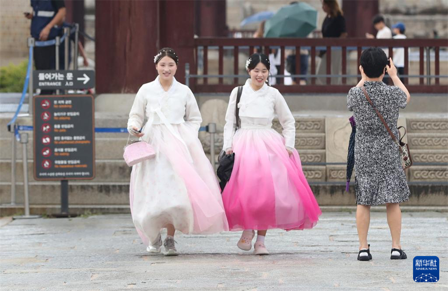 8月6日，游客在韓國首爾景福宮參觀。新華社記者 姚琪琳 攝