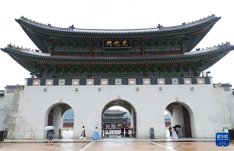 8月6日，游客在韓國首爾光化門廣場參觀。新華社記者 姚琪琳 攝