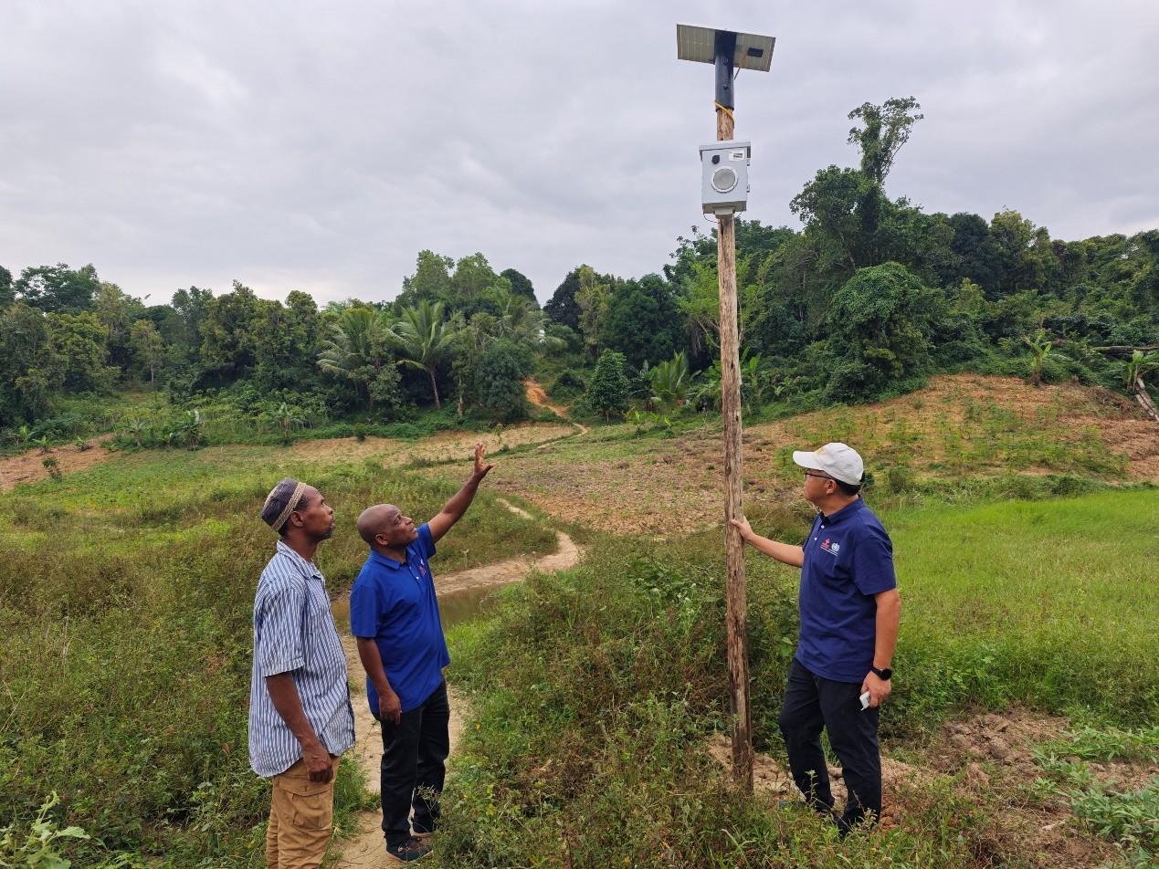 在重點水體附近安裝的語音警示器。中國專家組供圖