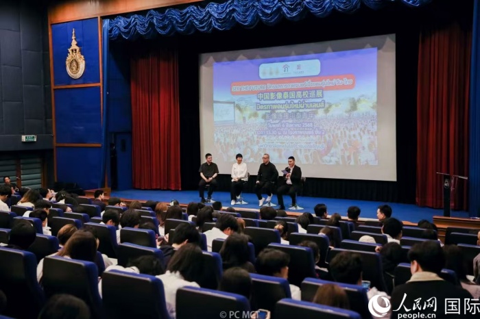 來自中國美術(shù)學(xué)院電影學(xué)院的專家與泰國學(xué)生進(jìn)行影像創(chuàng)作學(xué)術(shù)交流。人民網(wǎng)記者 孫廣勇攝