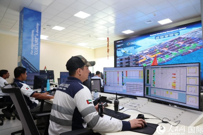 與會嘉賓會后到中遠海運港口阿布扎比碼頭中央控制室參觀。圖為工作人員使用數(shù)字孿生系統(tǒng)查看作業(yè)情況。人民網(wǎng)記者任皓宇攝
