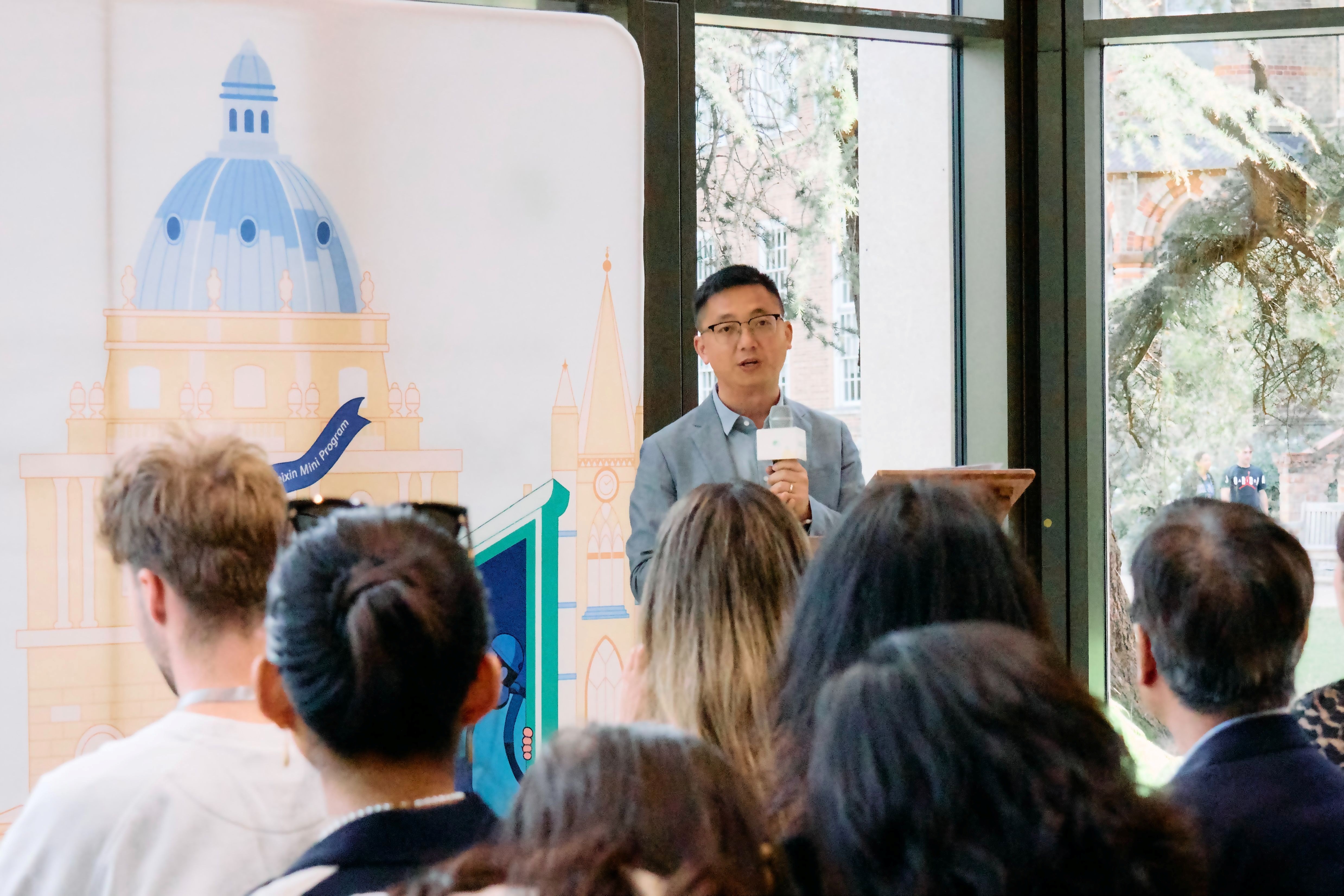 中國駐倫敦旅游辦事處主任助理潘航在“牛津夏?！遍_營儀式上致辭。趙文楷 攝