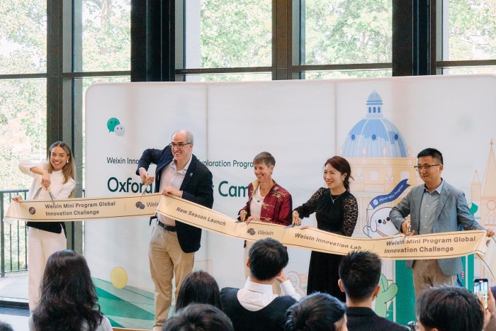 中英代表祝賀第四屆微信小程序全球創(chuàng)新挑戰(zhàn)賽英國站正式啟動。趙文楷攝