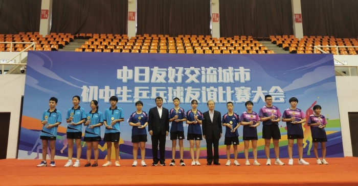 圖4：獲得冠軍的選手上臺(tái)領(lǐng)獎(jiǎng)并合影留念。人民網(wǎng) 張醴泉攝