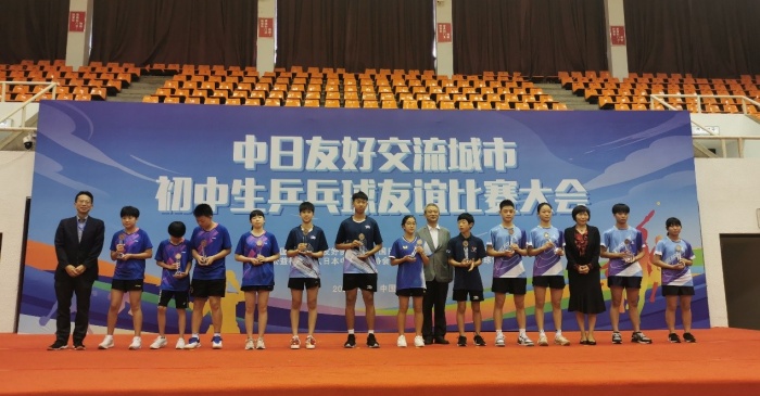 獲得亞軍的選手上臺(tái)領(lǐng)獎(jiǎng)并合影留念。人民網(wǎng) 張醴泉攝