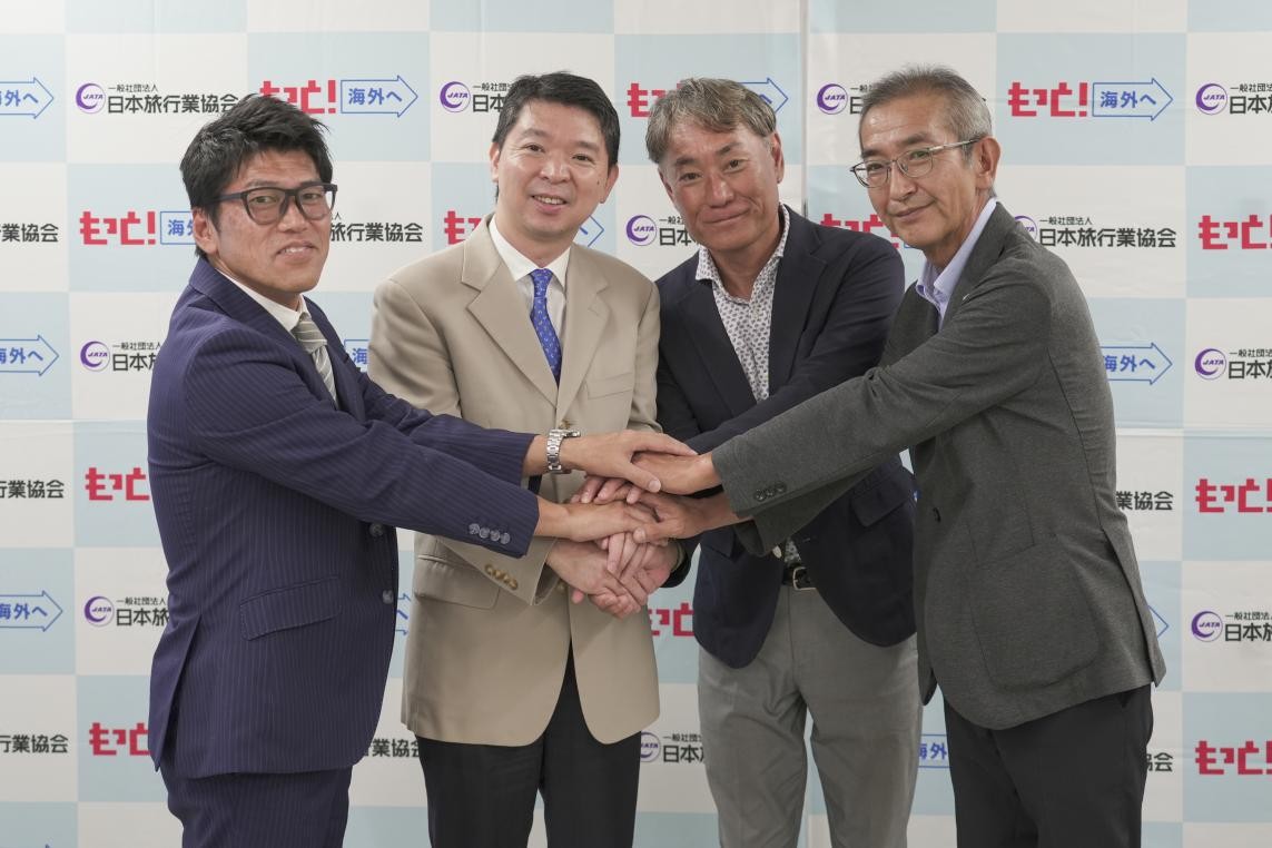 發(fā)起方共同握手預(yù)祝活動取得圓滿成功。中國駐東京旅游辦事處供圖