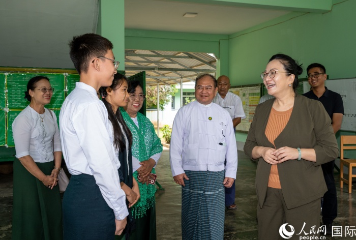 馬珈大使與內(nèi)比都第7中學(xué)學(xué)生交流。人民網(wǎng)記者 謝佳君攝