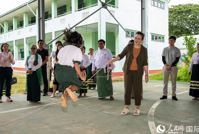 馬珈大使與內(nèi)比都第14中學(xué)學(xué)生互動。人民網(wǎng)記者 謝佳君攝