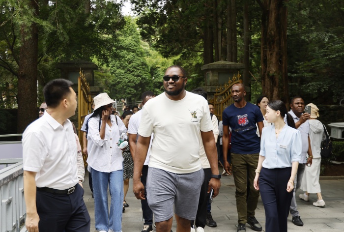 納米比亞代表團一行在廬山參觀。九江市委宣傳部供圖