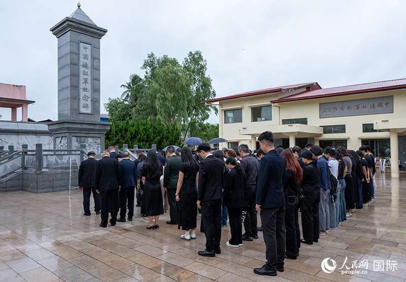 全體人員在中國(guó)遠(yuǎn)征軍紀(jì)念碑前默哀追思。人民網(wǎng)記者謝佳君攝