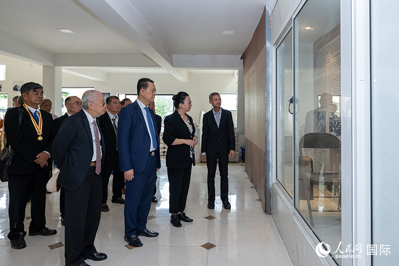 中國駐緬甸大使馬珈在中國遠征軍后裔代表和當?shù)貎S領陪同下參觀中國遠征軍抗戰(zhàn)陳列展。人民網(wǎng)記者 謝佳君攝