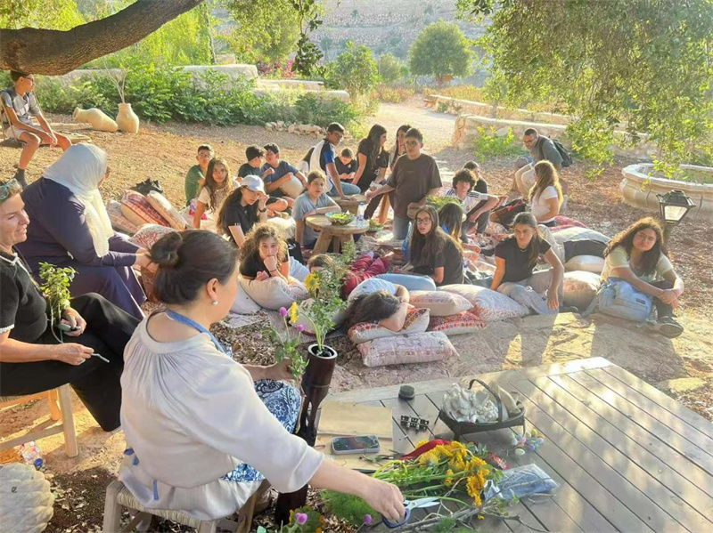 約旦青少年在農(nóng)場(chǎng)研學(xué)。安曼中國(guó)文化中心供圖
