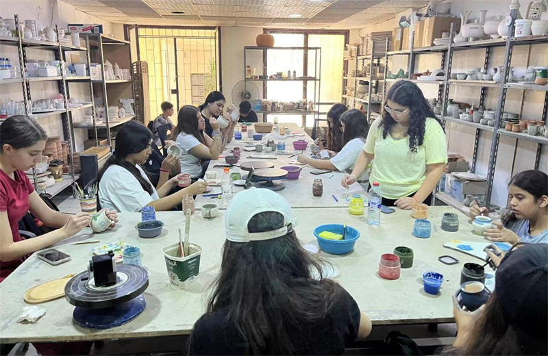 孩子們?cè)趨⑴c陶藝制作。安曼中國(guó)文化中心供圖