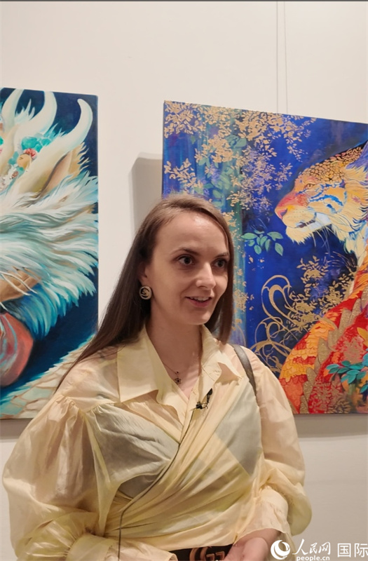 俄羅斯藝術家伊琳娜·拉琳娜向記者介紹她的作品創(chuàng)作理念。人民網(wǎng)記者 楊倩攝